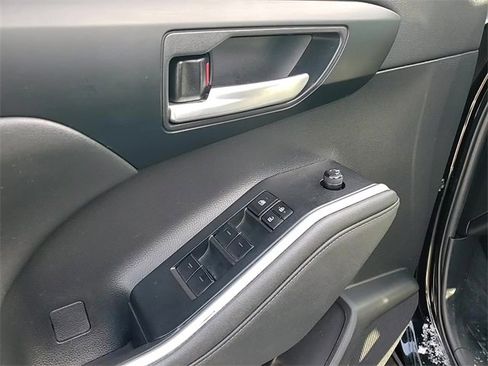 Certified 2023 Toyota Highlander XLE image 11