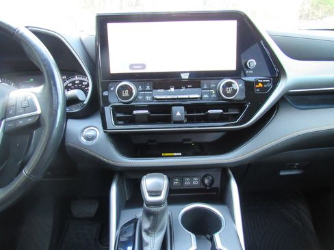 Used 2023 Toyota Highlander Bronze Edition image 16