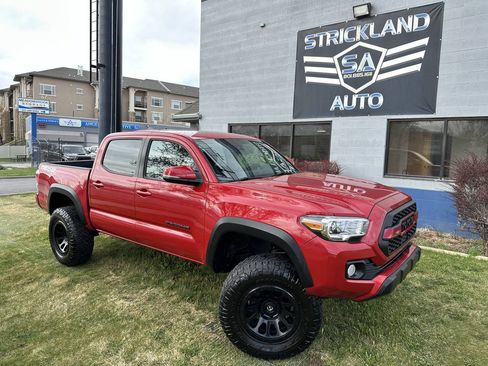 Used 2022 Toyota Tacoma TRD Off-Road w/ Technology Package AWD/4WD image 2