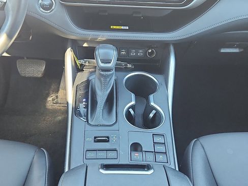Used 2023 Toyota Highlander XLE AWD/4WD image 19