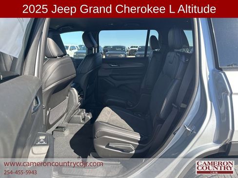 New 2025 Jeep Grand Cherokee L Laredo image 11