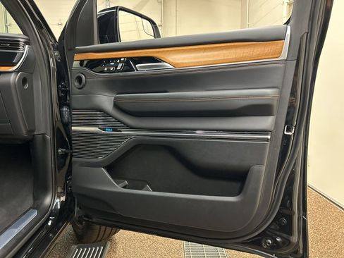 Used 2025 Jeep Grand Wagoneer Series III AWD/4WD image 16