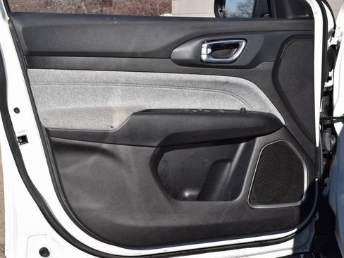 Used 2022 Jeep Compass Latitude image 9