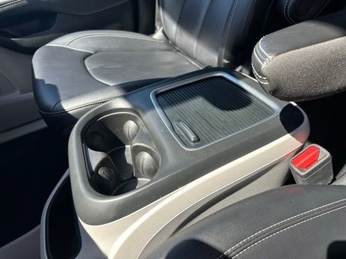 Used 2024 Chrysler Pacifica Touring-L FWD image 12