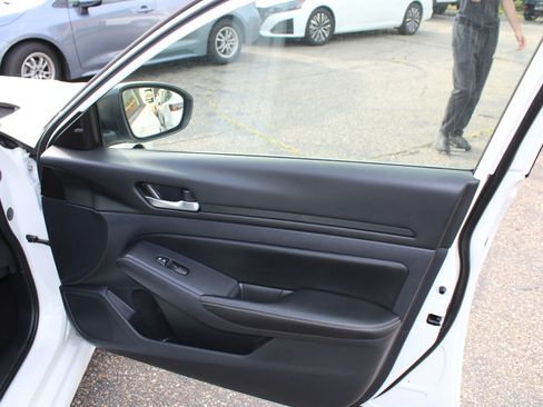 Used 2024 Nissan Altima 2.5 SV FWD image 20