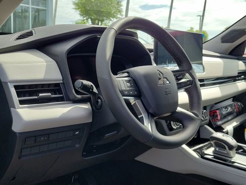 New 2025 Mitsubishi Outlander SE image 9