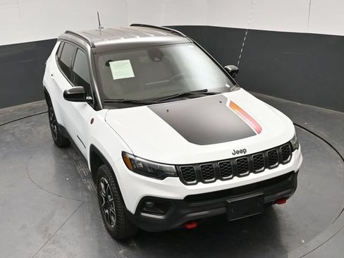 Used 2025 Jeep Compass Trailhawk AWD/4WD image 18