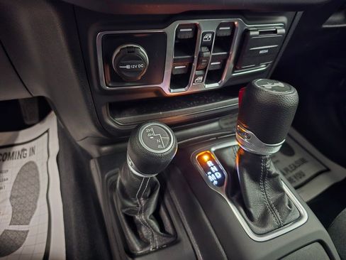 Used 2025 Jeep Wrangler Unlimited Sahara AWD/4WD image 25