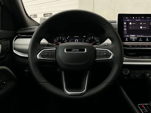 Used 2025 Jeep Compass Limited image 36