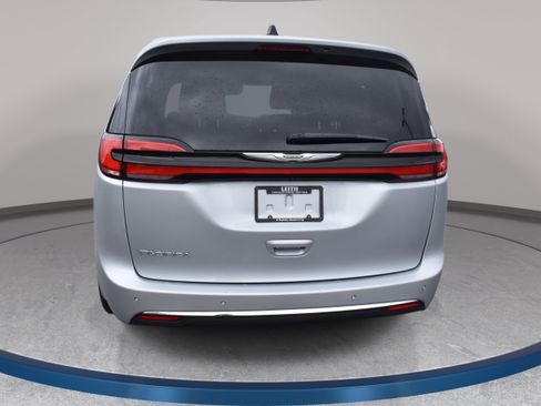Used 2023 Chrysler Pacifica Touring-L FWD image 8