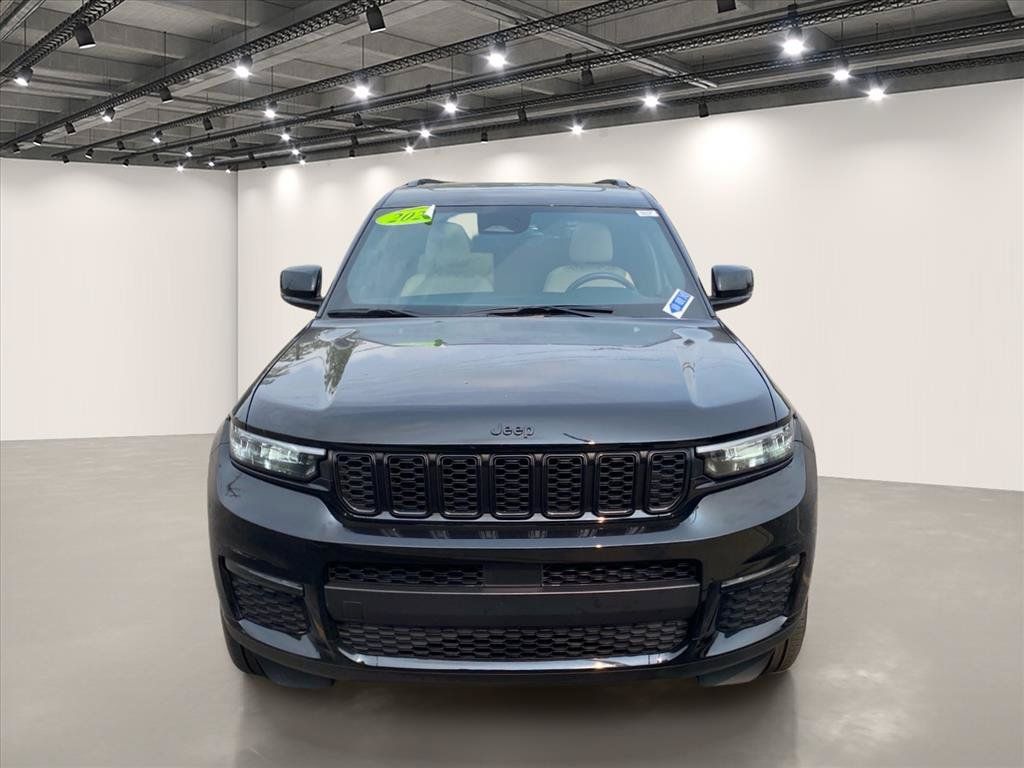 Used 2025 Jeep Grand Cherokee L Limited w/ Black Appearance Package AWD/4WD image 2
