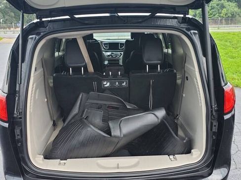 Used 2017 Chrysler Pacifica Touring-L FWD image 12