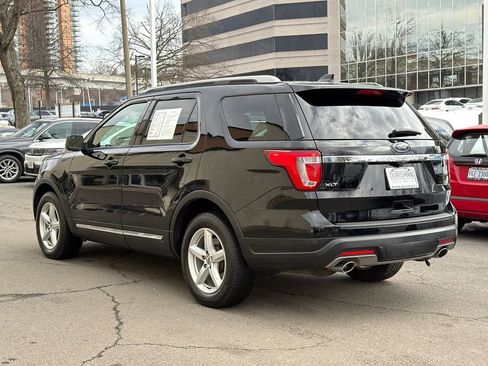 Used 2018 Ford Explorer XLT image 5
