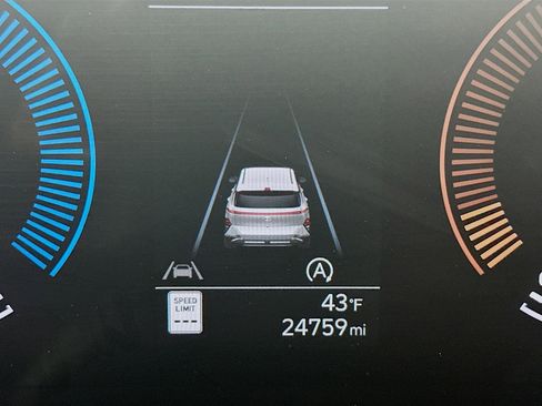 Used 2025 Hyundai Kona SE image 19