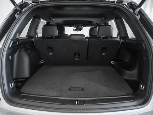 New 2025 Jeep Grand Cherokee Altitude image 9