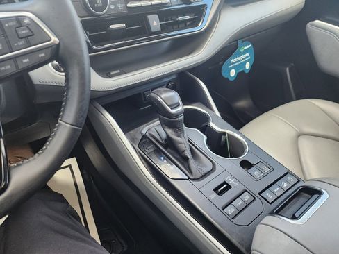 Used 2020 Toyota Highlander XLE image 47
