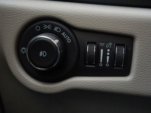 Used 2024 Chrysler Pacifica Touring-L image 18