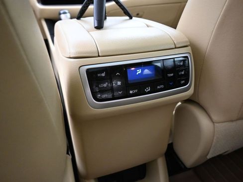 Certified 2019 Toyota Highlander Limited Platinum image 18