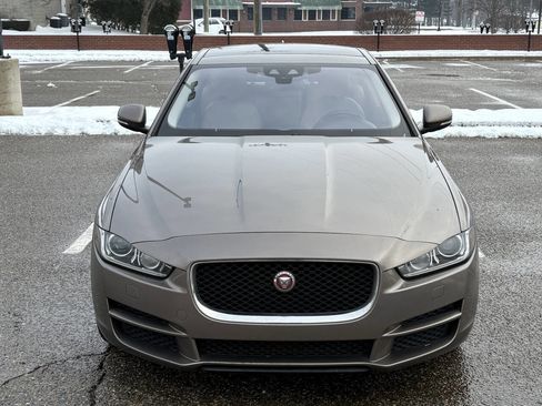 Used 2017 Jaguar XE Premium image 5