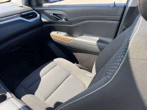 Used 2023 GMC Acadia SLE w/ Driver Convenience Package FWD image 17
