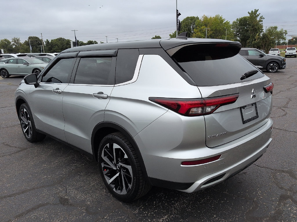 Used 2023 Mitsubishi Outlander SE AWD/4WD image 5