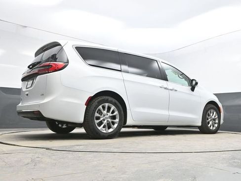 Used 2023 Chrysler Pacifica Touring-L image 41