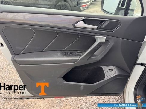 Used 2024 Volkswagen Tiguan SE w/ Panoramic Sunroof Package image 19