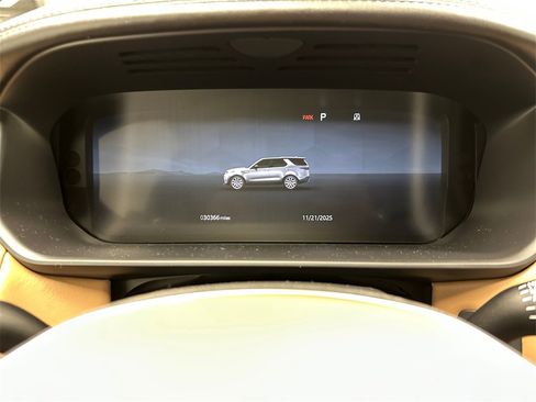 Used 2024 Land Rover Discovery Metropolitan Edition image 25
