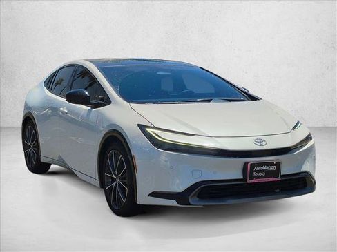 Used 2025 Toyota Prius XLE FWD image 3