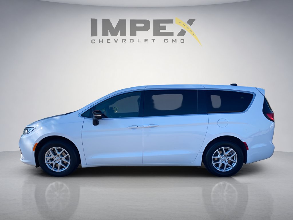 Used 2026 Chrysler Pacifica Select FWD image 2