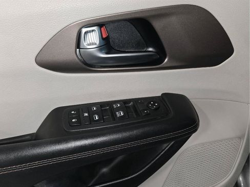 Used 2019 Chrysler Pacifica L FWD image 11