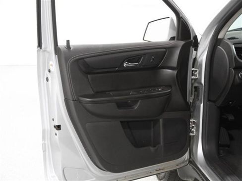 Used 2017 Chevrolet Traverse LT w/ Style and Technology Package image 4