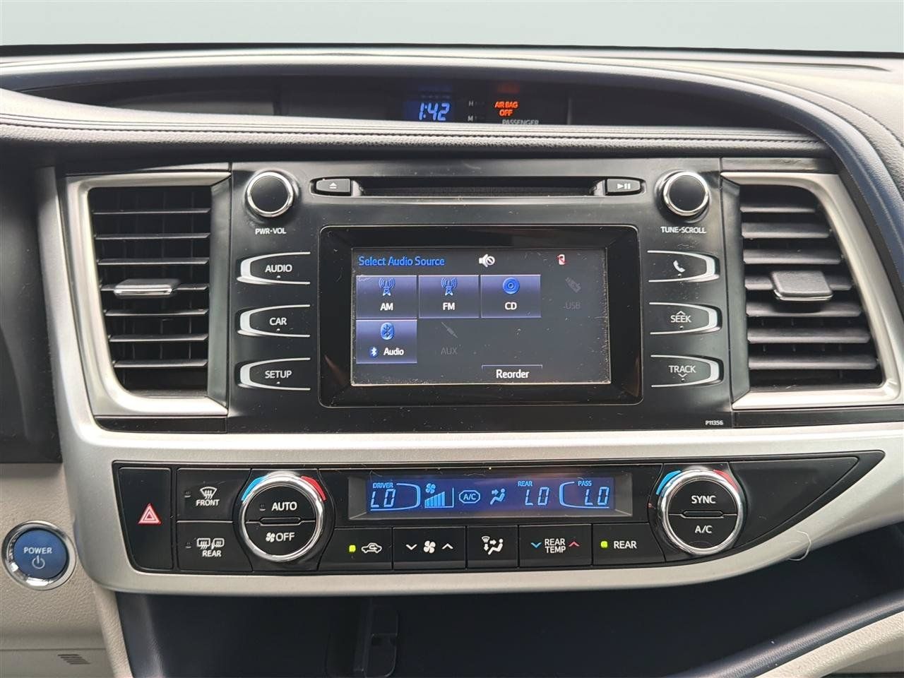 Used 2017 Toyota Highlander LE AWD/4WD image 27