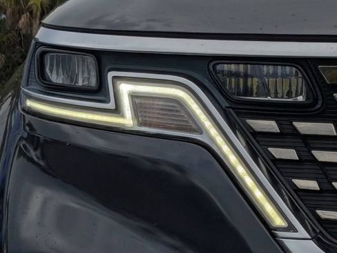 Certified 2022 Kia Carnival SX FWD image 11