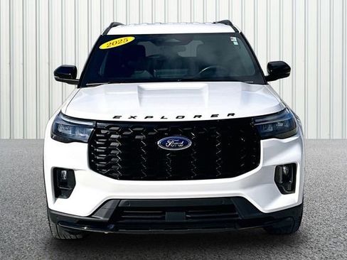 Used 2025 Ford Explorer ST-Line w/ ST-Line Street Pack image 3