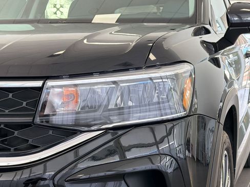 Used 2022 Volkswagen Taos SE w/ Panoramic Sunroof Package image 11