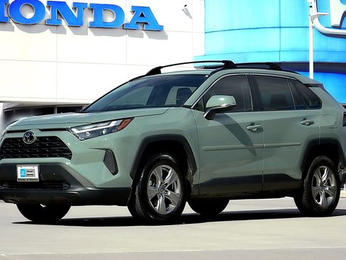 Used 2022 Toyota RAV4 XLE w/ Convenience Package FWD image 1