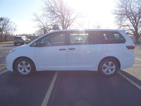 Used 2016 Toyota Sienna L image 4