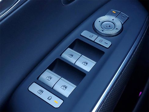 Used 2023 Genesis GV70 2.5T w/ Sport Prestige Package image 16