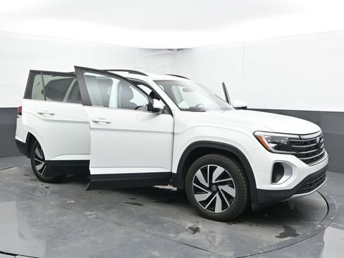 Used 2025 Volkswagen Atlas SE image 46