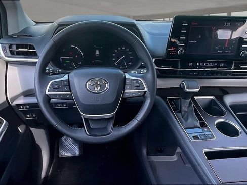 Used 2023 Toyota Sienna XLE FWD image 8