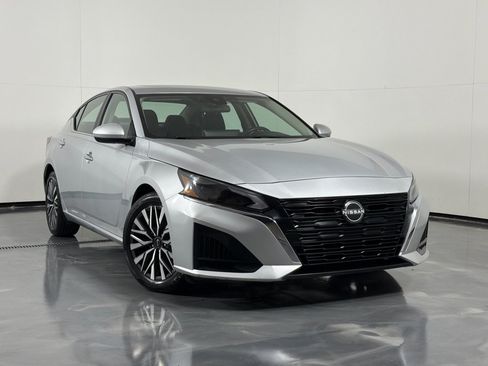 Used 2023 Nissan Altima 2.5 SV w/ SV Premium Package FWD image 2