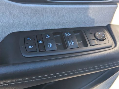 Used 2023 Chrysler Pacifica Touring-L image 17