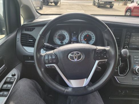 Used 2018 Toyota Sienna SE FWD image 38