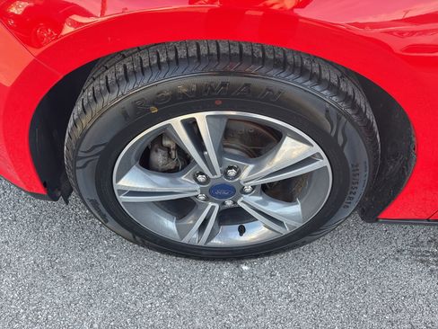 Used 2014 Ford Focus SE w/ SE Sport Package image 9