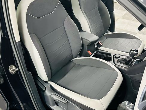 Certified 2025 Volkswagen Taos SE image 23