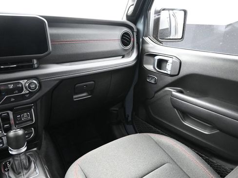 Used 2025 Jeep Wrangler Unlimited Rubicon AWD/4WD image 7