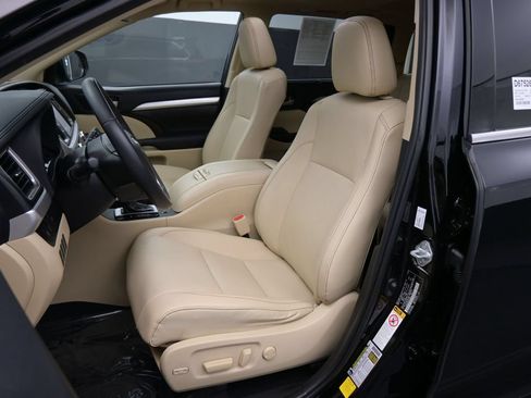 Used 2019 Toyota Highlander XLE FWD image 14