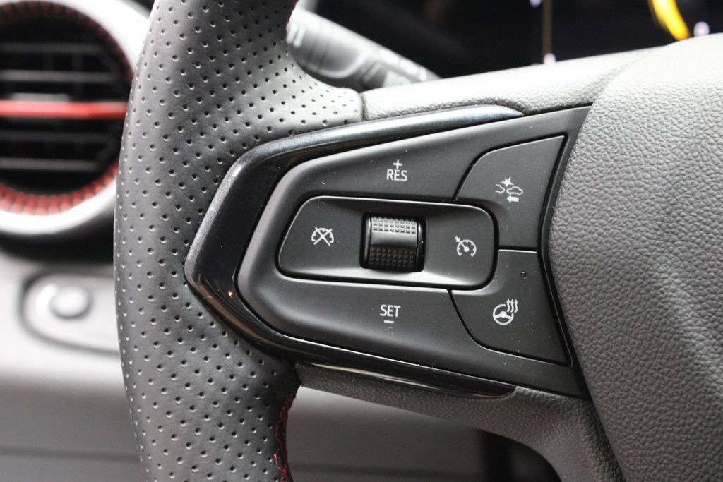 Used 2024 Chevrolet Trax RS w/ Sunroof Package FWD image 27