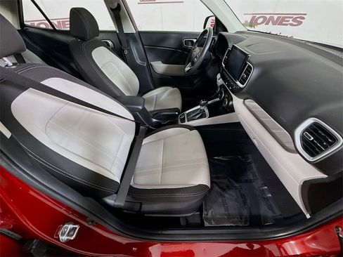 Used 2025 Hyundai Venue SEL image 29